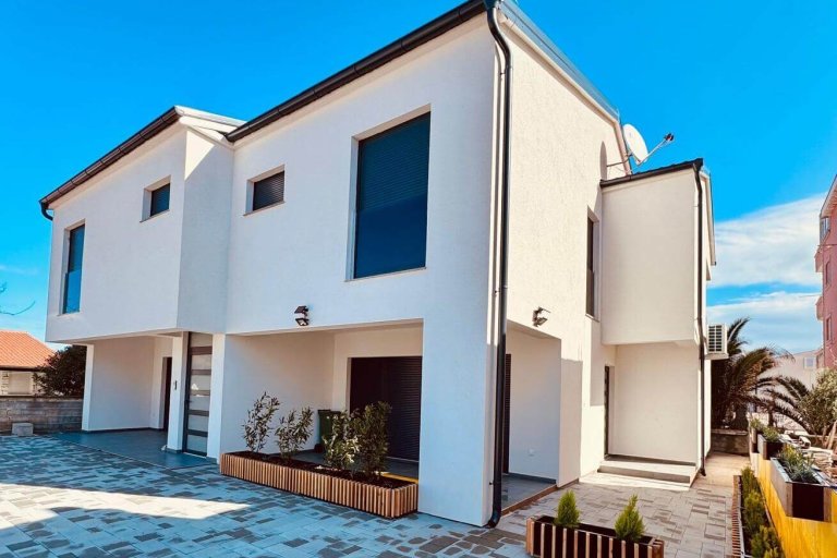 Andy's apartment Vir